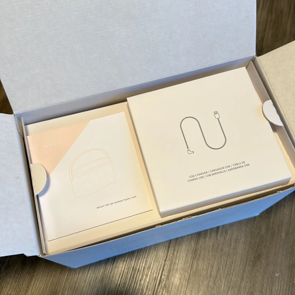 •NEW•Monat Travel Case & Mirror